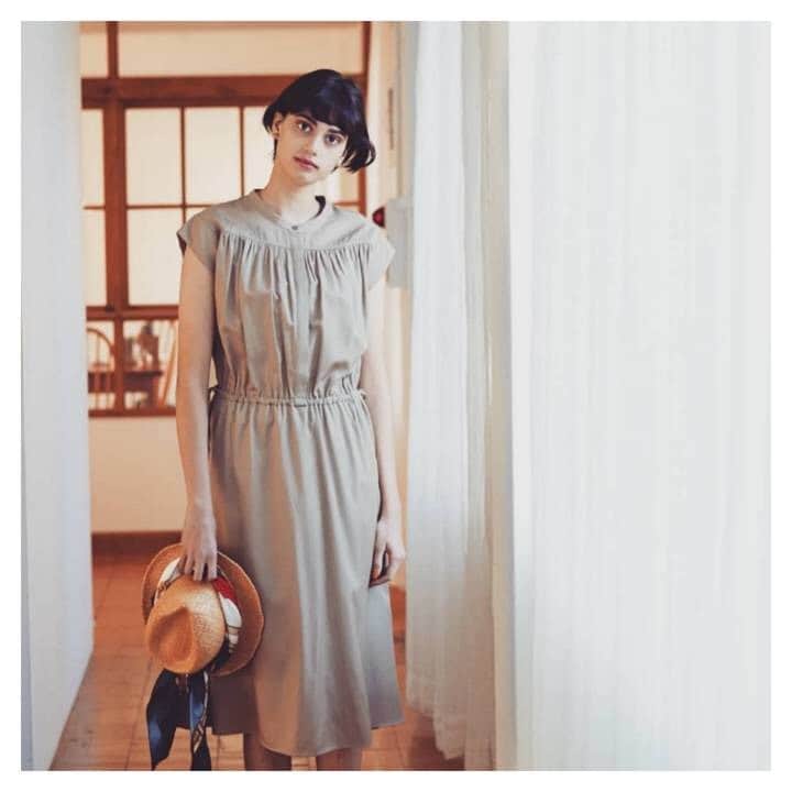 furryrate officialのインスタグラム：「【summer collection】 大人の女性らしさを演出する、ほんのり光沢感がある生地 . ノーカラーシャツのようなトップデザインはキチンと感もプラス . . @uta_nao @yumi.nemoto.made #furryrate #furry #ファーリーレート #ファーリー #ワンピース #onepiece #フェミニン #coordinate #夏コーデ #summer」