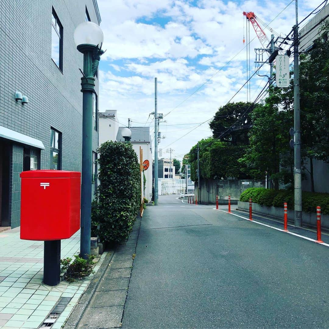 藤田朋子さんのインスタグラム写真 - (藤田朋子Instagram)「#ポスト #色んな角度から #眺めてみた こんな角度から見られてると思うと、ポストも #照れてる かもしれません。 📮💌📮💌📮💌📮💌 全て同じポストです😅」6月28日 13時36分 - chiendormant