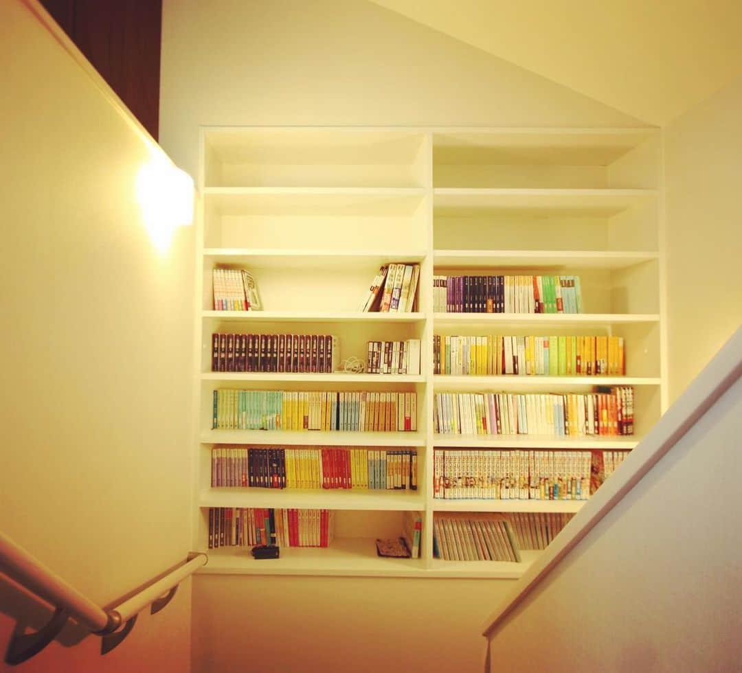 井上建設株式会社（下関）のインスタグラム：「#inouek #bookshelf #階段踊り場 #本棚 #沢山  階段踊り場に造作した本棚です。まだまだ沢山収納可能です！」