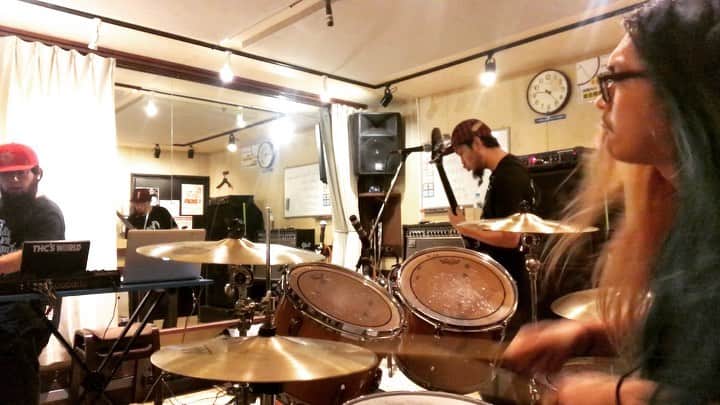 KenKenのインスタグラム：「本日は京都ミューズにて、京都大作戦前夜祭ですー！ 最近ドラムで参加させて頂いてるBANYAROZだぜー！ ベネもポイポイちゃんもサイコーなんだぜー！」
