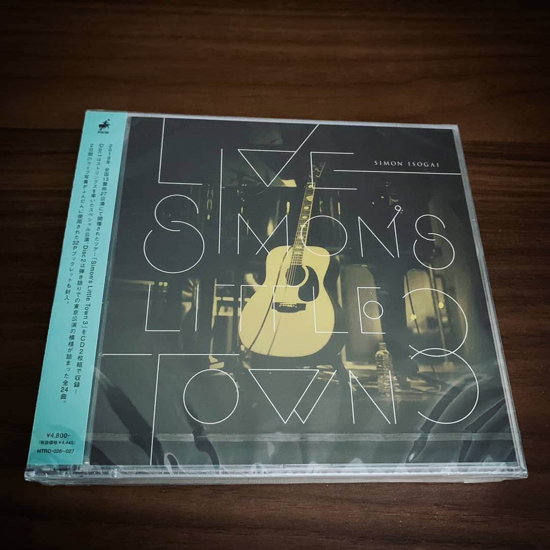 のインスタグラム：「明日発売の「LIVE Simon's Little Town 3」、僕の手元にいち早く届きました！全24曲収録のおなかいっぱいCD2枚組です☆吉田宇宙ストリングスと共に奏でたあの曲たち、当日来れなかった方も是非手にとってほしい！明日629，新潟から始まる夏ツアーにて販売されます。おったのしみにー！. . 『welcome to my SUMMER PARTY!! 2019』. . 【新潟】 06月29日(土) 　LIFE 【愛知】 07月05日(金) 　名古屋 うお浜 【広島】 07月13日(土) 　ヲルガン座 【神奈川】 07月15日(月祝) 江の島 OPPA-LA 【福岡】 07月21日(日) 　小倉 Tanga Table 【宮城】 07月27日(土) 　仙台 ファシュタ 【北海道】 07月28日(日) 　札幌 円山夜想 【台湾】 08月03日(土) 　台北 月見ル君想フ 【大阪】 08月10日(土) 　Soap Opera Classics-Umeda- 【東京】 08月12日(月祝) 原宿ストロボカフェ 【宮崎】 09月01日(日) 　青島モノラル  #磯貝サイモン #吉田宇宙ストリングス #SLT3余韻 #WTMSP」