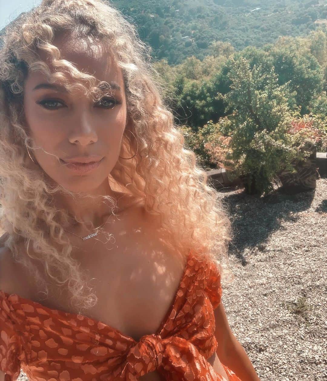 レオナ・ルイスのインスタグラム：「Fun shoot in the mountains today! Can’t wait to share ✨🎼」
