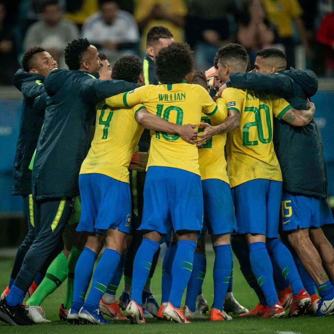 チアゴ・シルヴァさんのインスタグラム写真 - (チアゴ・シルヴァInstagram)「Que toda honra e toda glória seja tua senhor 🙏 . Parabéns a todos!!! @cbf_futebol #seguimos #alobelohorizonte 🇧🇷🇧🇷」6月28日 13時48分 - thiagosilva