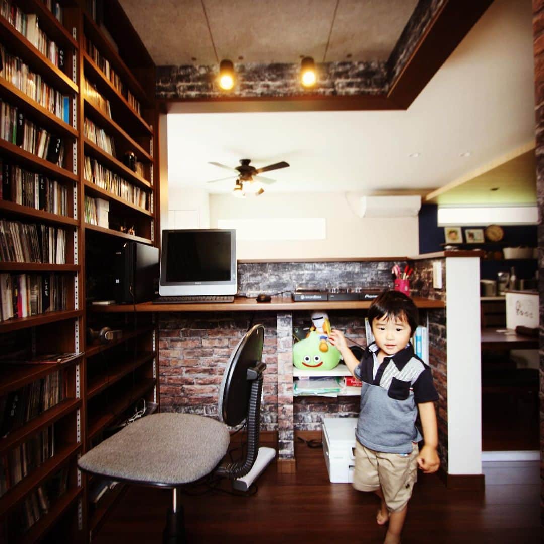 井上建設株式会社（下関）のインスタグラム：「#inouek #djbooth #hobbyspace  DJブースのご希望がありました。伺ってビックリ、3,000枚以上のCDがビッシリ！ 息子さんは間違いなく「音好き」になりますね。」