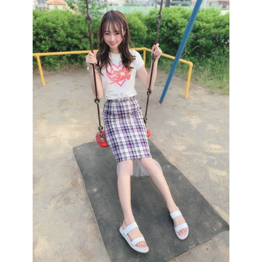 小越しほみさんのインスタグラム写真 - (小越しほみInstagram)「ネオン柄に弱い🥺 かわいいTシャツ着てゴキゲン💘 Radyのだよう👚✨ ・ お買い物行く途中の公園でママに撮ってもらった📸笑 ・ #Rady #レディ #Tシャツ #ネオン柄 #ootd #instafashion #カジュアル #カジュアルコーデ #チェックスカート #サンダル #公園 #ブランコ」6月28日 19時24分 - shihomi1129