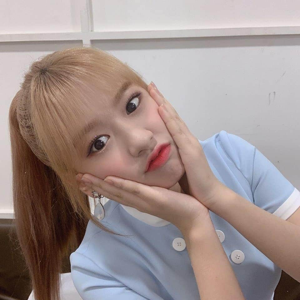 IZ*ONEさんのインスタグラム写真 - (IZ*ONEInstagram)「💙⬆↖⬅↙💙 ⠀⠀⠀ #유진 #ユジン #IZONE #아이즈원 #アイズワン」6月28日 19時19分 - official_izone