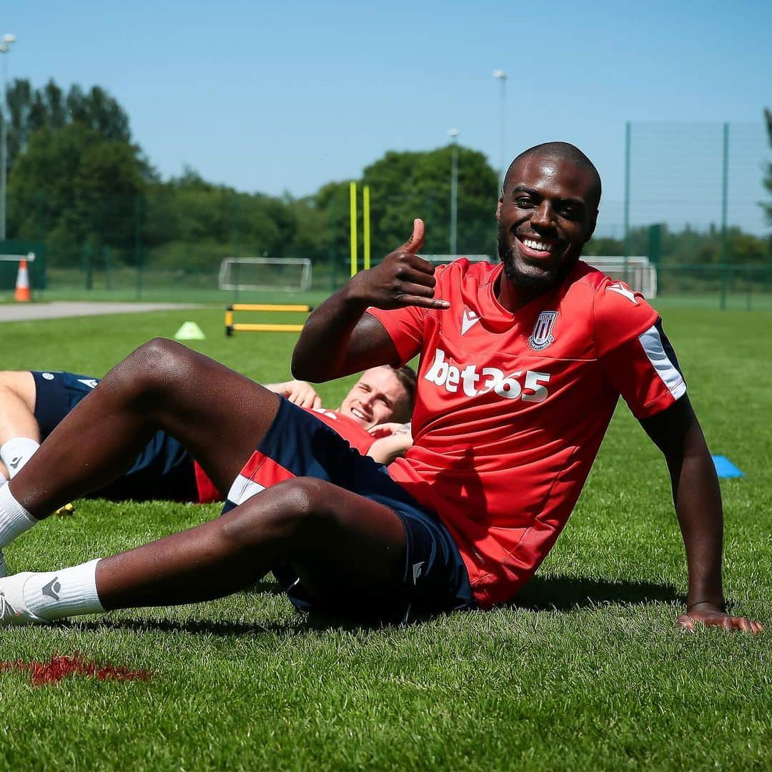 ストーク・シティFCさんのインスタグラム写真 - (ストーク・シティFCInstagram)「😁🤙 #SCFC 🔴⚪️」6月28日 19時20分 - stokecity