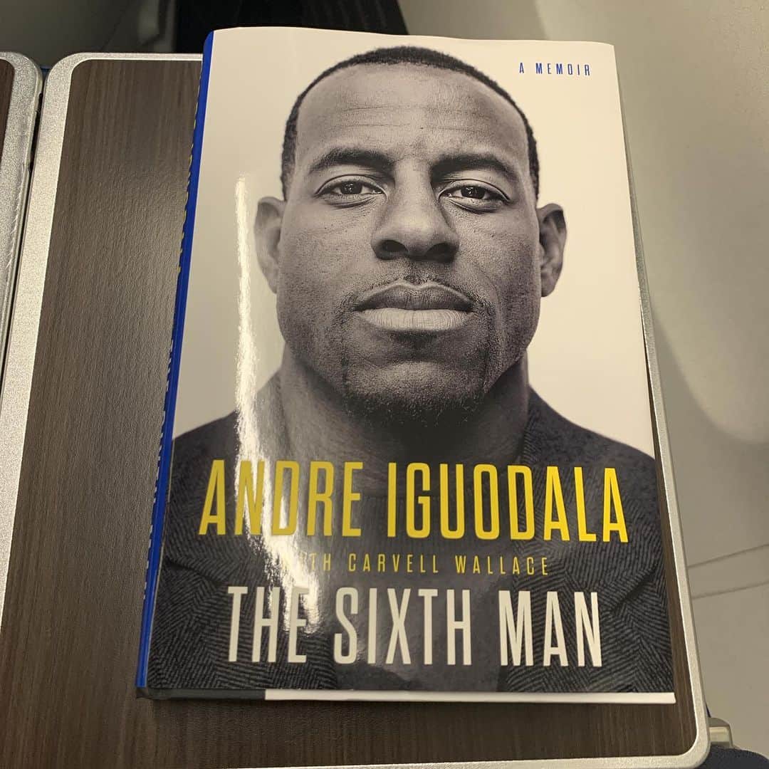 ドレイモンド・グリーンのインスタグラム：「This is major brother! Congrats my dude! Just bought this in the airport... Good read for this long flight.... #Thesixthman」
