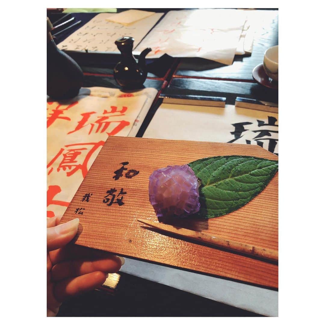 笹峯愛さんのインスタグラム写真 - (笹峯愛Instagram)「2019.6.27 円覚寺de書  般若心経を読んで 座禅を組んで 筆を持つ一日です。  途中、紫陽花の和菓子と 和尚のたててくださる お抹茶をいただき お稽古終わりには、先生から幸福饅頭をいただき 食べてばっかりのようですが  贅沢な時間を過ごさせていただきました。  文字にすると、静かぁ〜な中で 粛々と行われているように感じますが  書家、中島先生のお稽古は 和気藹々と トークと笑いに満ち満ちたお稽古です。  かれこれ20年ほど前から、お世話になり 長いお付き合いをしていただきながら お稽古は疎遠になっておりましたが  再び、また違った、お稽古のカタチとして 毎月一度「円覚寺de書」に参加させていただける事、有り難い限りです。  日々に追われる身を リセットできるひととき 大切な一日になっています。」6月28日 13時56分 - mineco.m