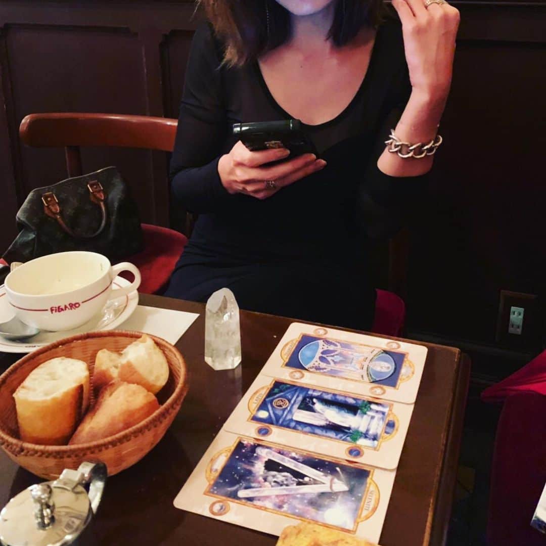 LiLyさんのインスタグラム写真 - (LiLyInstagram)「不思議な くらい 穏やかで 幸せな夜🌙 →  不思議では ないよ？ 必然だから →  朝起きた時に 予想してなかった 夜がくると 不思議な気持ちに。 だから、 ステキという意味。 →  ああ、そうね🌙  #心地よい会話 #奇跡のカード #大好きな友達 #lilysdiary2019」6月28日 14時10分 - lilylilylilycom