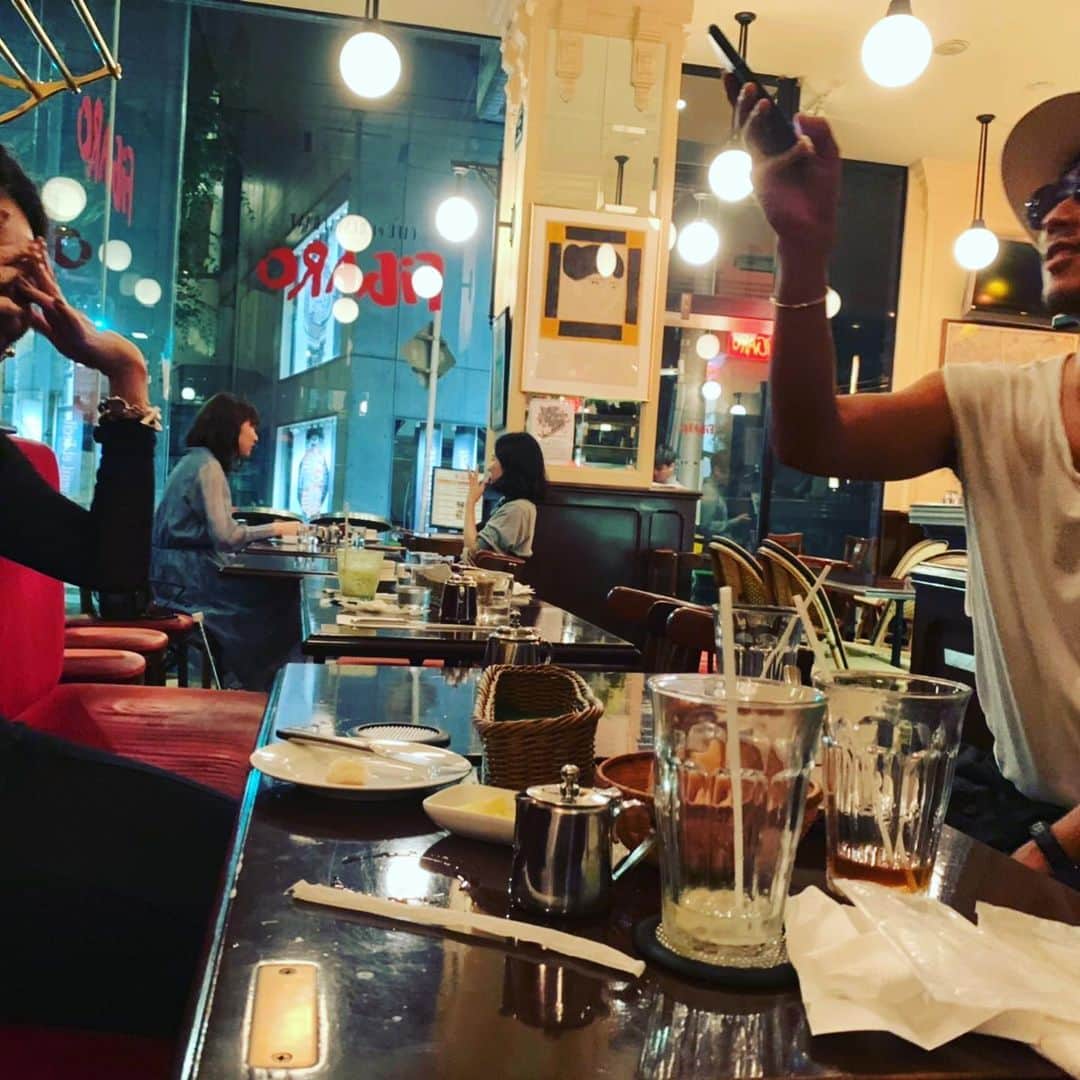 LiLyさんのインスタグラム写真 - (LiLyInstagram)「不思議な くらい 穏やかで 幸せな夜🌙 →  不思議では ないよ？ 必然だから →  朝起きた時に 予想してなかった 夜がくると 不思議な気持ちに。 だから、 ステキという意味。 →  ああ、そうね🌙  #心地よい会話 #奇跡のカード #大好きな友達 #lilysdiary2019」6月28日 14時10分 - lilylilylilycom