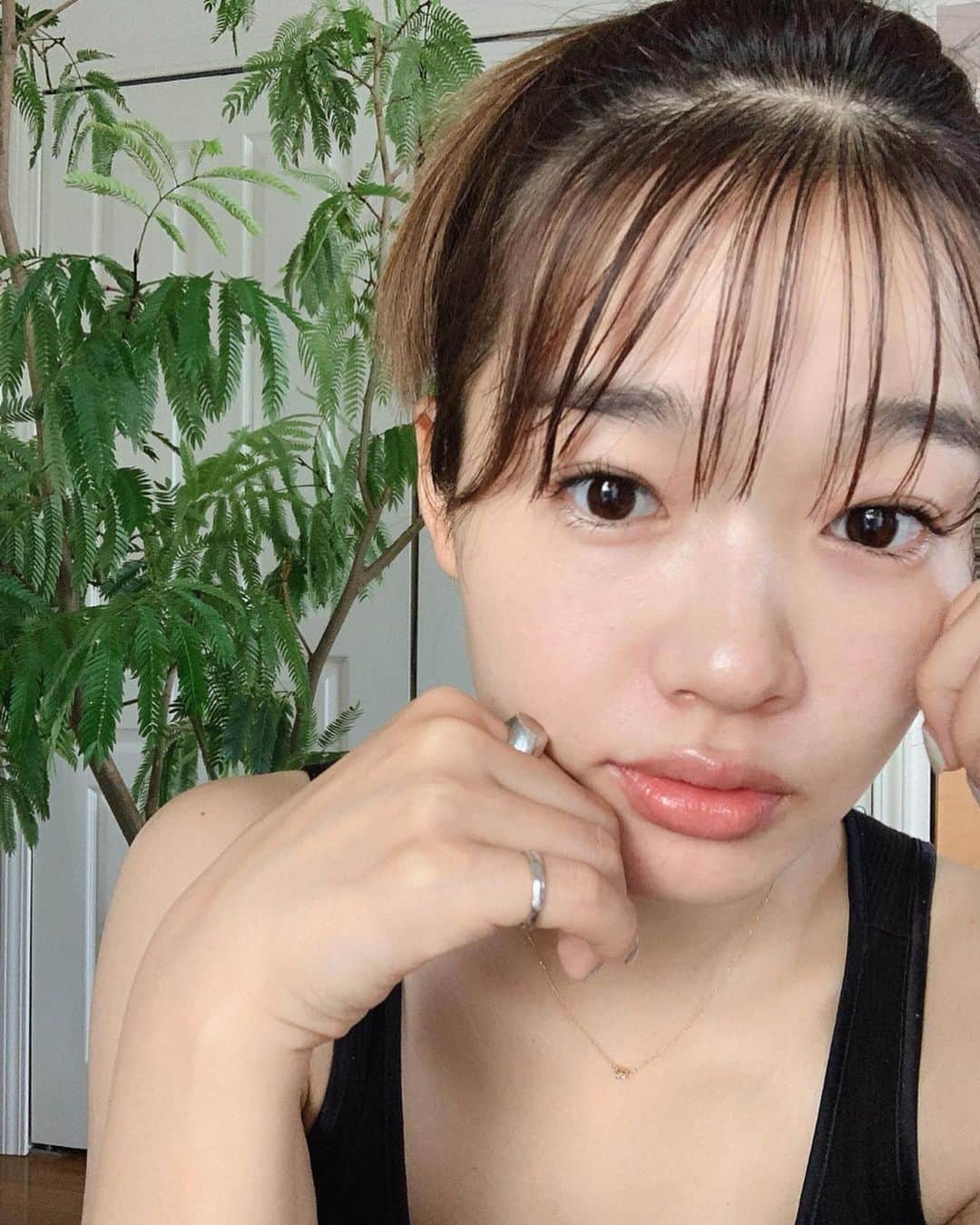猪鼻ちひろのインスタグラム：「😪🍃🌿 梅雨の合間の晴れが嬉しい今日この頃。 スキンケア後の姿で(急に眉と血色なし笑) 美容レポしますっ🙇🏻‍♀️📝 ﻿ レシピストしっかりうるおう化粧水RICHをいただいたので使ってみました！オリジナルボトルを3種類から選んで、自分の肌に合った化粧水のレフィルを詰め替える、エコボトルタイプに進化したそう ﻿ 濃密な感触なのに、みずみずしく肌になじんで、 つるんともちもちした感触◎﻿ ﻿レシピストの化粧水は、14種類の自然由来の成分配合。 お値段が安いから気兼ねなく沢山使えるのです！﻿ まずは妹にもオススメしたよ🙊 #すっぴん眉 #眉毛 #何もしないとこんな感じ #眠そう #レシピスト﻿#recipist﻿#自然由来成分﻿#スキンケア﻿#うるおいつるん肌﻿ @recipist_official#skincare#pr#natural#skin」