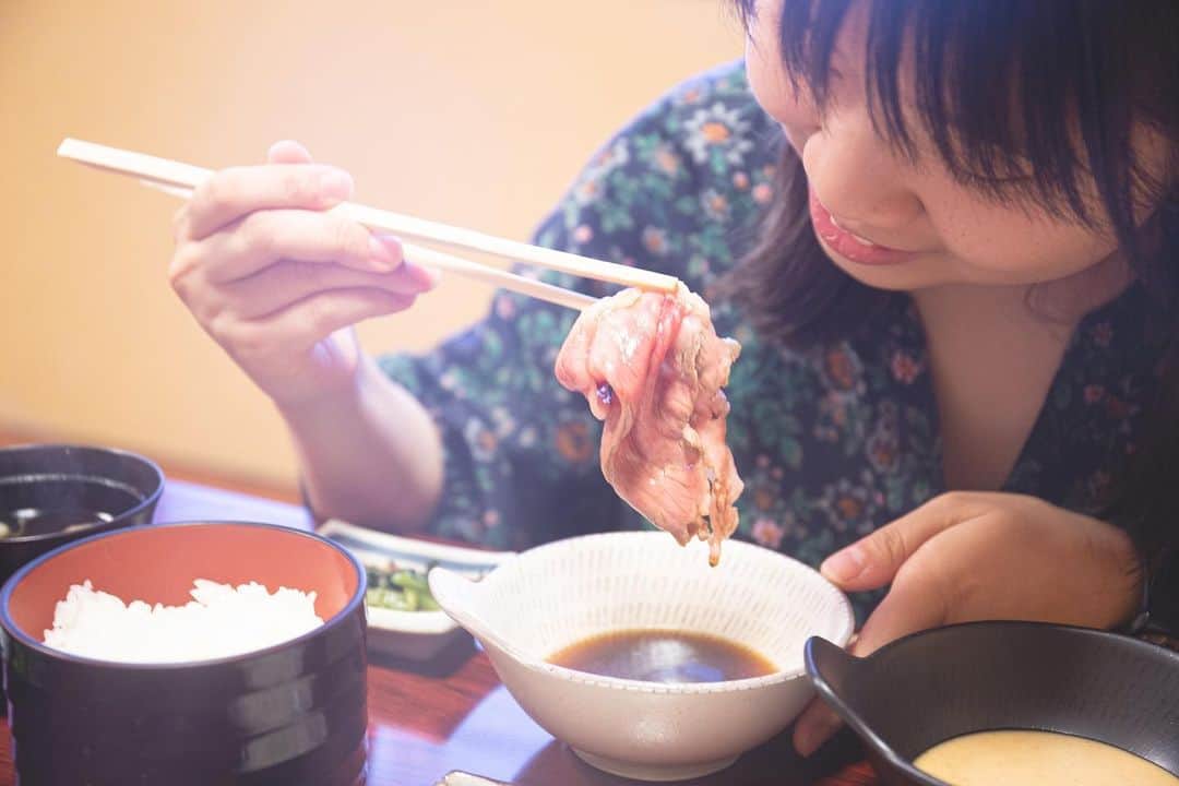 東北女子さんのインスタグラム写真 - (東北女子Instagram)「. #山形美食：米澤牛 . 終於吃到心心念念的米澤牛！ 店長說只要涮4下！ 不多不少，彈性剛剛好， 一進口直接融在口中😋 . #登起波分店登 📍交通：從米澤站搭公車至 #米沢市役所前 後徒步6分鐘 📍營業：11:29-21:00 (平日15:00-17:00休息) 📍公休：週三 📍特選牛涮涮鍋：8000円 📍可網路預約(有繁體中文介面) . 🔍推薦點法：如果介意預算，可以點最便宜的1500円的牛丼跟貴一點的涮涮鍋，兩個人分著吃剛剛好。 . . ✨#東北女子山形米澤之旅 .  #日本東北 #山形 #東北女子food #東北女子 #日本料理 #米澤 #米沢 #登起波 #日本和牛 #山形旅行 #米沢牛 #米澤牛 #日本美食 #山形日和 #日本食 #行くぜ東北 #夏の東北インスタキャンペーン  #節旅 #japanfood #JapanTravel #yamagata #japankuru #travel98」6月28日 14時16分 - tohoku_girl_official