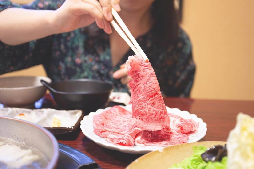 東北女子さんのインスタグラム写真 - (東北女子Instagram)「. #山形美食：米澤牛 . 終於吃到心心念念的米澤牛！ 店長說只要涮4下！ 不多不少，彈性剛剛好， 一進口直接融在口中😋 . #登起波分店登 📍交通：從米澤站搭公車至 #米沢市役所前 後徒步6分鐘 📍營業：11:29-21:00 (平日15:00-17:00休息) 📍公休：週三 📍特選牛涮涮鍋：8000円 📍可網路預約(有繁體中文介面) . 🔍推薦點法：如果介意預算，可以點最便宜的1500円的牛丼跟貴一點的涮涮鍋，兩個人分著吃剛剛好。 . . ✨#東北女子山形米澤之旅 .  #日本東北 #山形 #東北女子food #東北女子 #日本料理 #米澤 #米沢 #登起波 #日本和牛 #山形旅行 #米沢牛 #米澤牛 #日本美食 #山形日和 #日本食 #行くぜ東北 #夏の東北インスタキャンペーン  #節旅 #japanfood #JapanTravel #yamagata #japankuru #travel98」6月28日 14時16分 - tohoku_girl_official