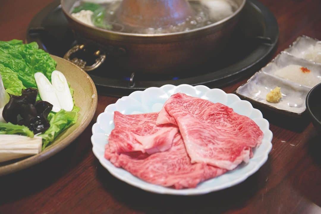 東北女子さんのインスタグラム写真 - (東北女子Instagram)「. #山形美食：米澤牛 . 終於吃到心心念念的米澤牛！ 店長說只要涮4下！ 不多不少，彈性剛剛好， 一進口直接融在口中😋 . #登起波分店登 📍交通：從米澤站搭公車至 #米沢市役所前 後徒步6分鐘 📍營業：11:29-21:00 (平日15:00-17:00休息) 📍公休：週三 📍特選牛涮涮鍋：8000円 📍可網路預約(有繁體中文介面) . 🔍推薦點法：如果介意預算，可以點最便宜的1500円的牛丼跟貴一點的涮涮鍋，兩個人分著吃剛剛好。 . . ✨#東北女子山形米澤之旅 .  #日本東北 #山形 #東北女子food #東北女子 #日本料理 #米澤 #米沢 #登起波 #日本和牛 #山形旅行 #米沢牛 #米澤牛 #日本美食 #山形日和 #日本食 #行くぜ東北 #夏の東北インスタキャンペーン  #節旅 #japanfood #JapanTravel #yamagata #japankuru #travel98」6月28日 14時16分 - tohoku_girl_official