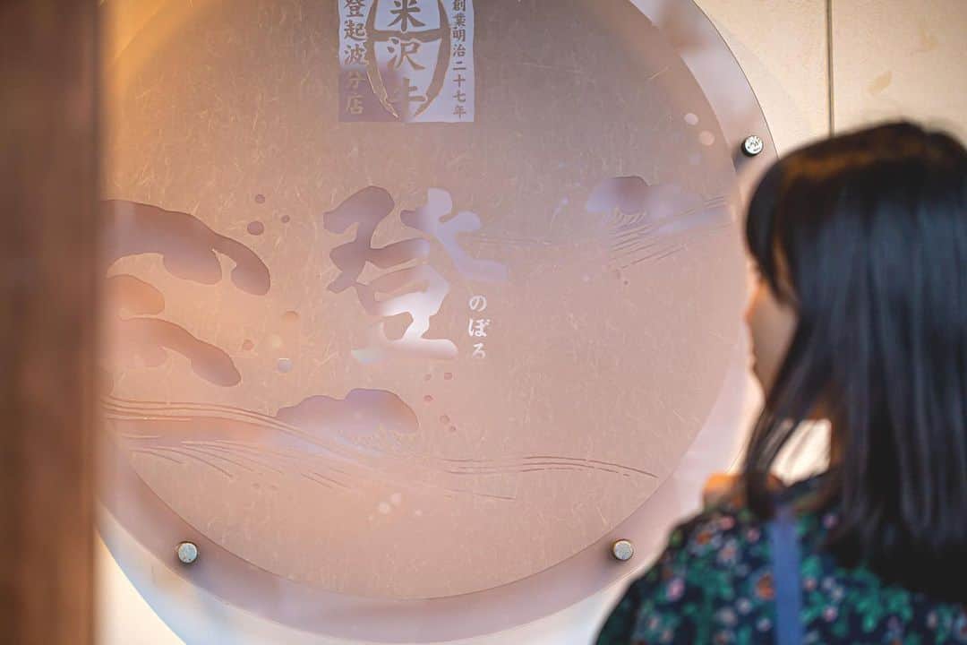 東北女子さんのインスタグラム写真 - (東北女子Instagram)「. #山形美食：米澤牛 . 終於吃到心心念念的米澤牛！ 店長說只要涮4下！ 不多不少，彈性剛剛好， 一進口直接融在口中😋 . #登起波分店登 📍交通：從米澤站搭公車至 #米沢市役所前 後徒步6分鐘 📍營業：11:29-21:00 (平日15:00-17:00休息) 📍公休：週三 📍特選牛涮涮鍋：8000円 📍可網路預約(有繁體中文介面) . 🔍推薦點法：如果介意預算，可以點最便宜的1500円的牛丼跟貴一點的涮涮鍋，兩個人分著吃剛剛好。 . . ✨#東北女子山形米澤之旅 .  #日本東北 #山形 #東北女子food #東北女子 #日本料理 #米澤 #米沢 #登起波 #日本和牛 #山形旅行 #米沢牛 #米澤牛 #日本美食 #山形日和 #日本食 #行くぜ東北 #夏の東北インスタキャンペーン  #節旅 #japanfood #JapanTravel #yamagata #japankuru #travel98」6月28日 14時16分 - tohoku_girl_official