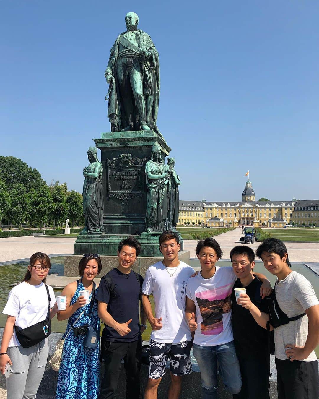 乾雅人のインスタグラム：「ドイツ観光 with ムキムキ」