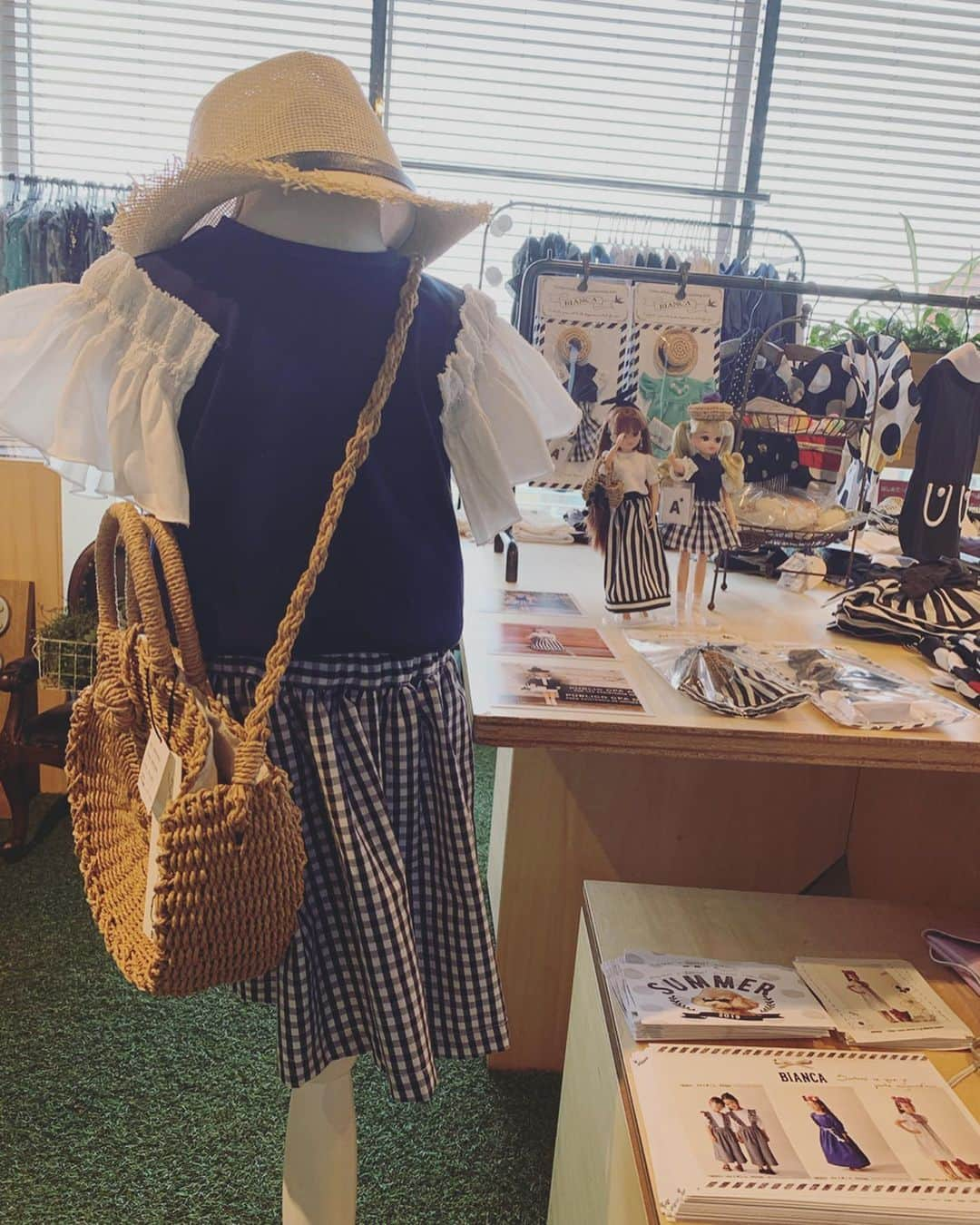 枚方T-SITEさんのインスタグラム写真 - (枚方T-SITEInstagram)「【5階 POP UP SHOP】子供服のBIANCAが5階でPOP UP SHOPをオープンしています。 永遠の憧れ、リカちゃんとお揃いの子供服があり、今回のおすすめ商品です。 サイズ展開は100〜130。もちろんリカちゃんのお洋服もご購入いただけます🙌  加えて、愛犬用のお洋服もご用意しており、こちらも子供服とお揃いが叶います👧🏻🐶 期間限定ショップは7月7日まで。  #枚方tsite #蔦屋書店 #bianca #子供服 #popupshop #リカちゃん人形」6月28日 14時35分 - hirakata_tsite