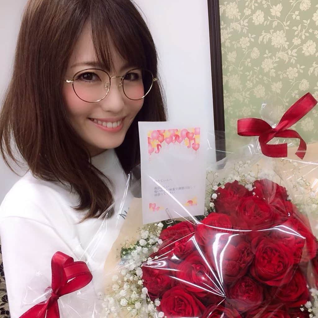 足木優さんのインスタグラム写真 - (足木優Instagram)「大好きなお花💐✨癒されるぅー💖💖 ありがとう🥰💫💓💓💓 #おはな #ばら #らぶ #かーねーしょん🌹 #癒し #ありがとう❤️ #はなにかこまれたい」6月28日 14時53分 - ashikiyuu