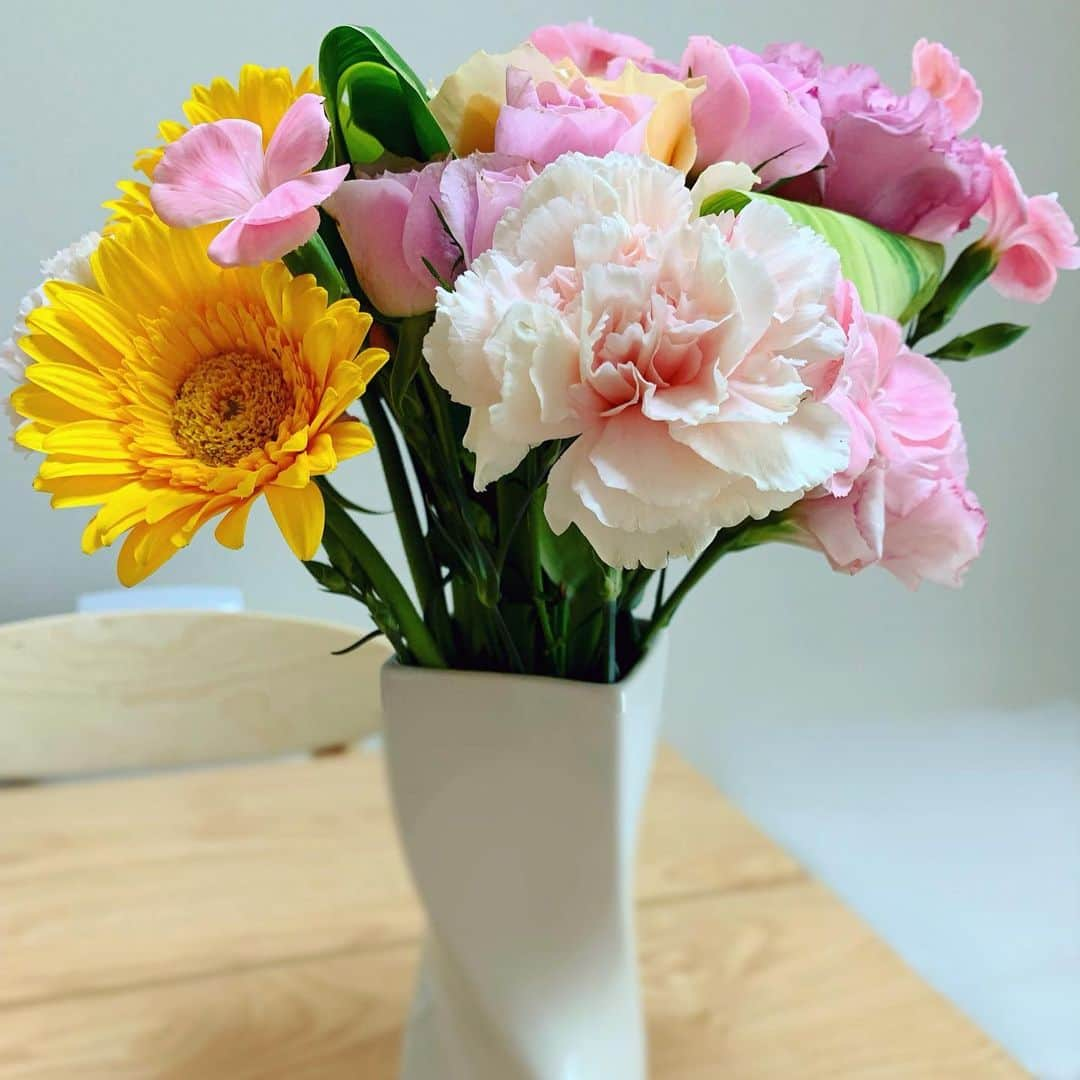 足木優さんのインスタグラム写真 - (足木優Instagram)「大好きなお花💐✨癒されるぅー💖💖 ありがとう🥰💫💓💓💓 #おはな #ばら #らぶ #かーねーしょん🌹 #癒し #ありがとう❤️ #はなにかこまれたい」6月28日 14時53分 - ashikiyuu