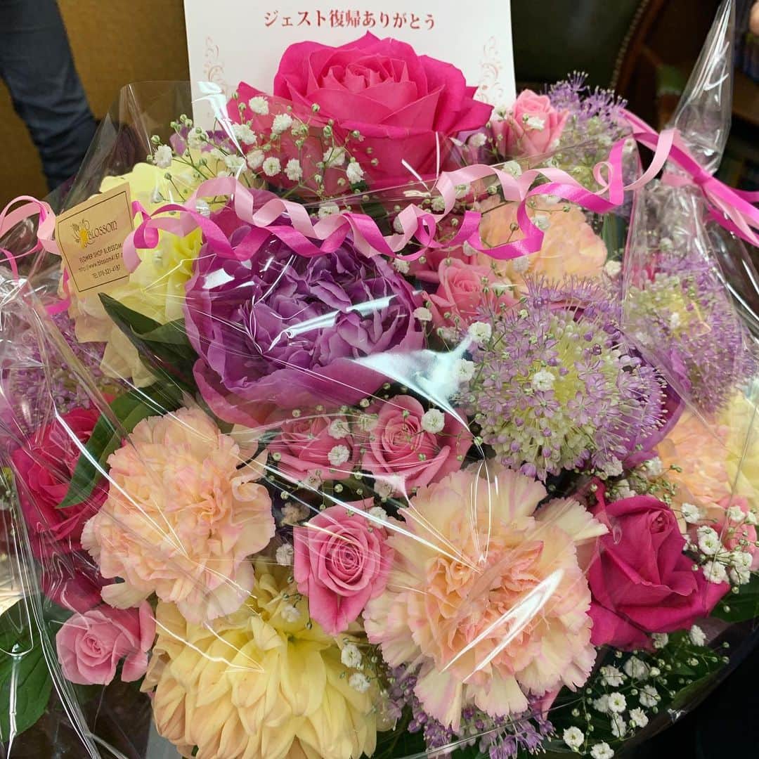 足木優さんのインスタグラム写真 - (足木優Instagram)「大好きなお花💐✨癒されるぅー💖💖 ありがとう🥰💫💓💓💓 #おはな #ばら #らぶ #かーねーしょん🌹 #癒し #ありがとう❤️ #はなにかこまれたい」6月28日 14時53分 - ashikiyuu