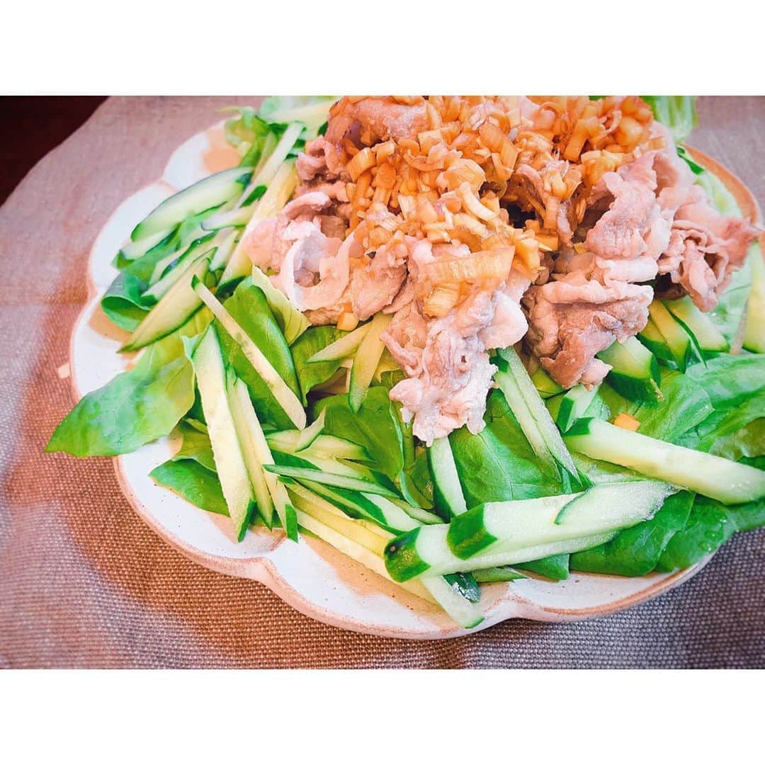 上野なつひのインスタグラム：「冷しゃぶサラダ… に見せかけて下にビビンそうめんが隠れてます ◟́◞̀ 溢れ出てる。。。 #ネギソースは万能 #作り置き #やっぱり辛いものが好き #ビビンそうめん #自炊ランチ  #簡単にちゃちゃっとね #計量しないタイプ😅」