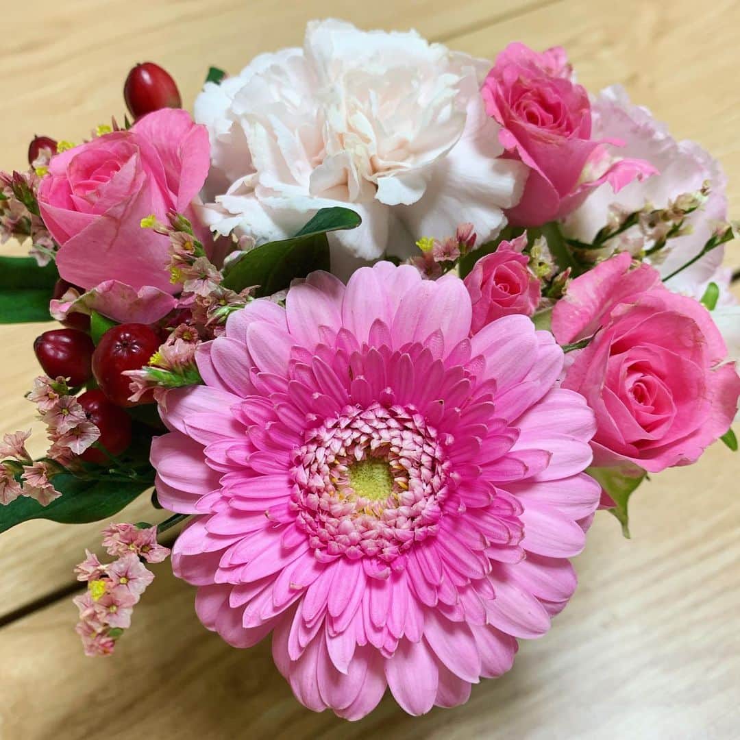 足木優のインスタグラム：「載せ忘れてた🌸かわいいブーケも💐✨ 🥰🥰🥰きゅん💘 #はなのあるせいかつ #きゅん」