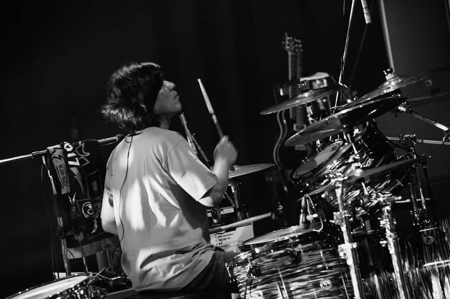 HIROSHIのインスタグラム：「20th Anniversary Beginning of the Story 新木場Studio Coast ツアー前半戦無事終了しました。 一緒にライブハウスで演るのは17年ぶりのBRAHMAN、そして初めての2マンライブほんまに長かった。 やっとできた！ 最高に楽しい日になりました。 各会場に足を運んでくれたみなさんほんまにありがとうございました！ また後半戦で♪ photo by @ishii_maki  #rottengraffty #brahman」