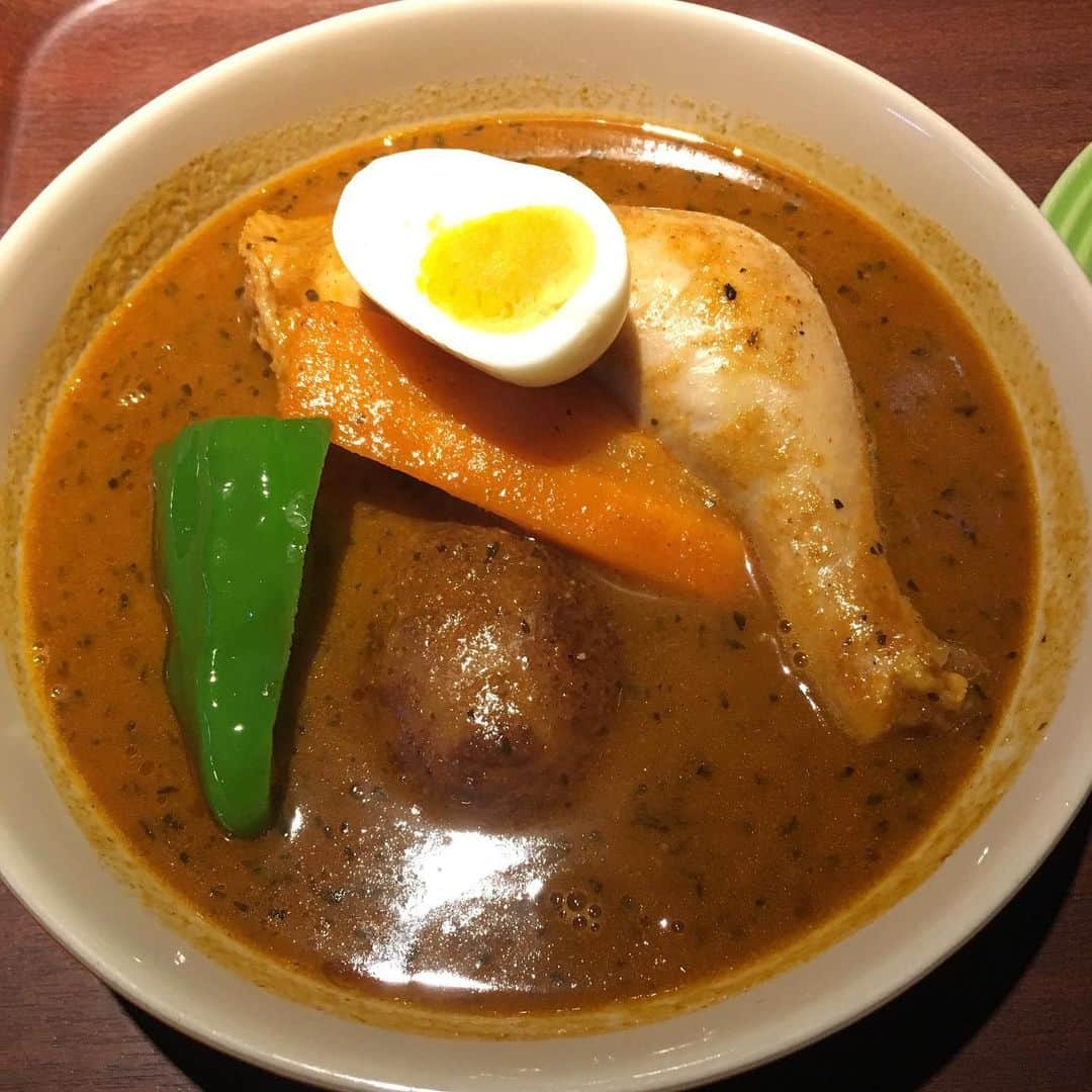 azumiのインスタグラム：「横浜でお仕事だったので帰りに横浜ベイらっきょ。地元札幌の味スープカレー。久々のトマトベースのスープは濃厚で美味しかったです😊ごちそうさまでした。 #スープカレー #横浜ベイらっきょ #あずカレー」