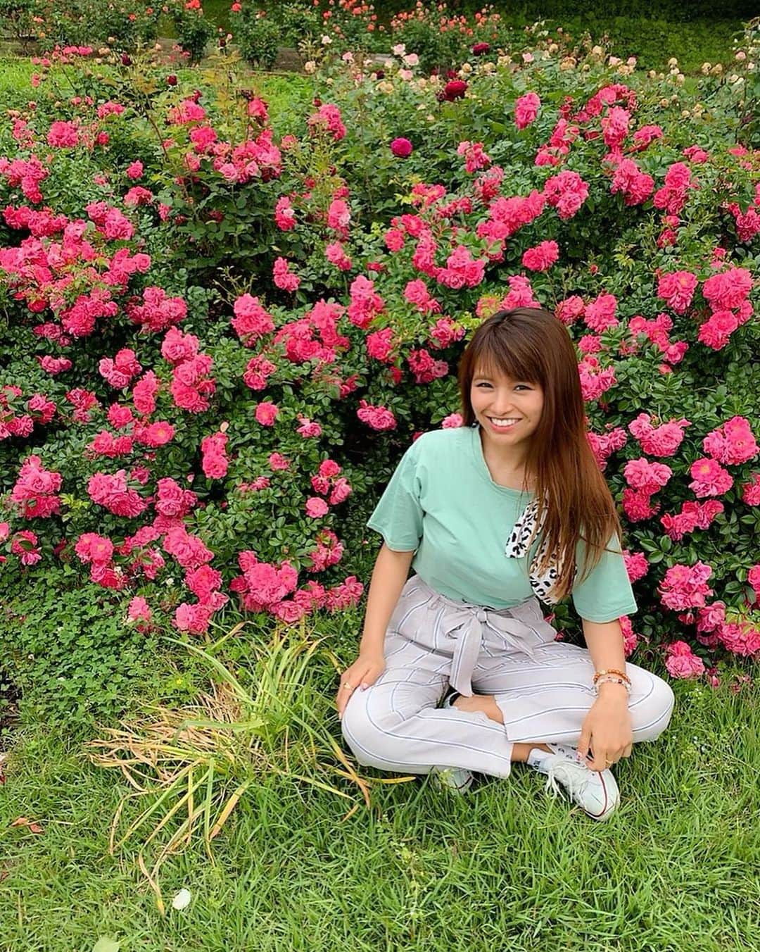 MARIA-Eさんのインスタグラム写真 - (MARIA-EInstagram)「﻿ ‪薔薇と私。‬﻿ ﻿ ‪眩しくて目が開いてません😂☀️‬」6月28日 15時08分 - maria.eeee