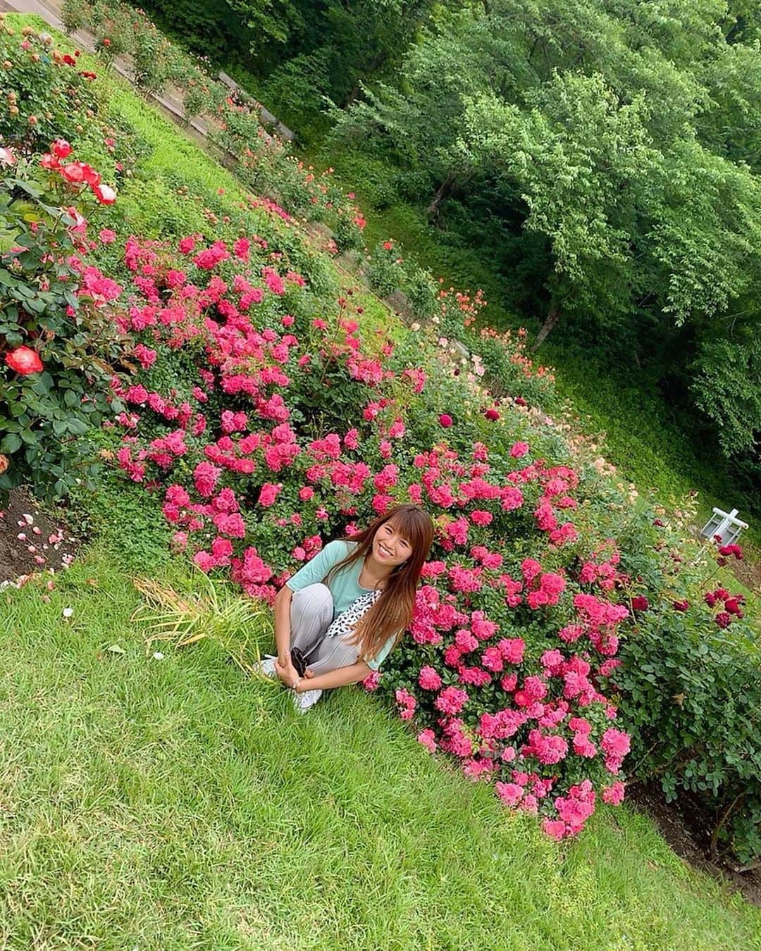 MARIA-Eさんのインスタグラム写真 - (MARIA-EInstagram)「﻿ ‪薔薇と私。‬﻿ ﻿ ‪眩しくて目が開いてません😂☀️‬」6月28日 15時08分 - maria.eeee