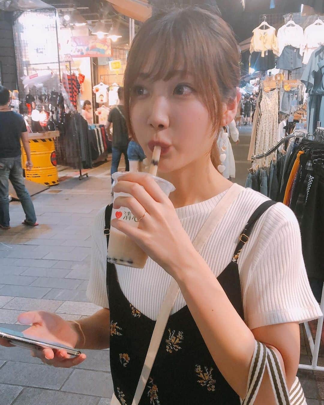 サラさんのインスタグラム写真 - (サラInstagram)「タピオカ飲みながらタピオカ屋調べてる妖怪タピBBA👻  #台湾旅行 #タピオカ」6月28日 15時09分 - sara_parin