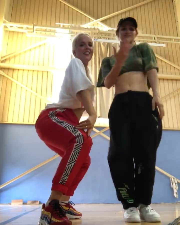 Nika Kljunのインスタグラム：「When that Ibiza jet lag strikes! Trying to hold it together with @deeglazer 😅🤷🏼‍♀️ . @ibizadanzaplatform . #jetlagged #dontmindus #afterclassvibes #thedoubletwerktho #doubletrouble #blondesofinstagram #dancersofinstagram #hellatired #ibizaisland #delaneyglazer #nikakljun」