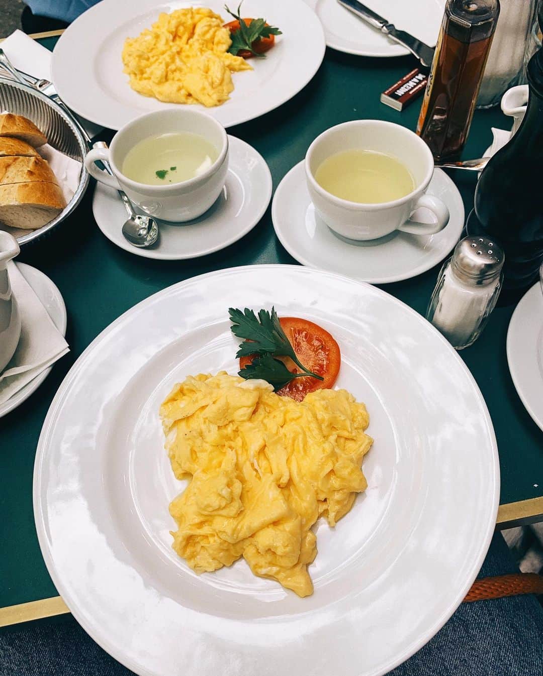 STIL IN BERLINのインスタグラム：「Every Bezirk has its own style and characteristic, Wilmersdorf is the place to feel bourgeois and arrived, and have minimal tomato parsley decoration with your perfect scrambled eggs at this classic Kaffeehaus. Click the link in bio for more. #eatinberlin」