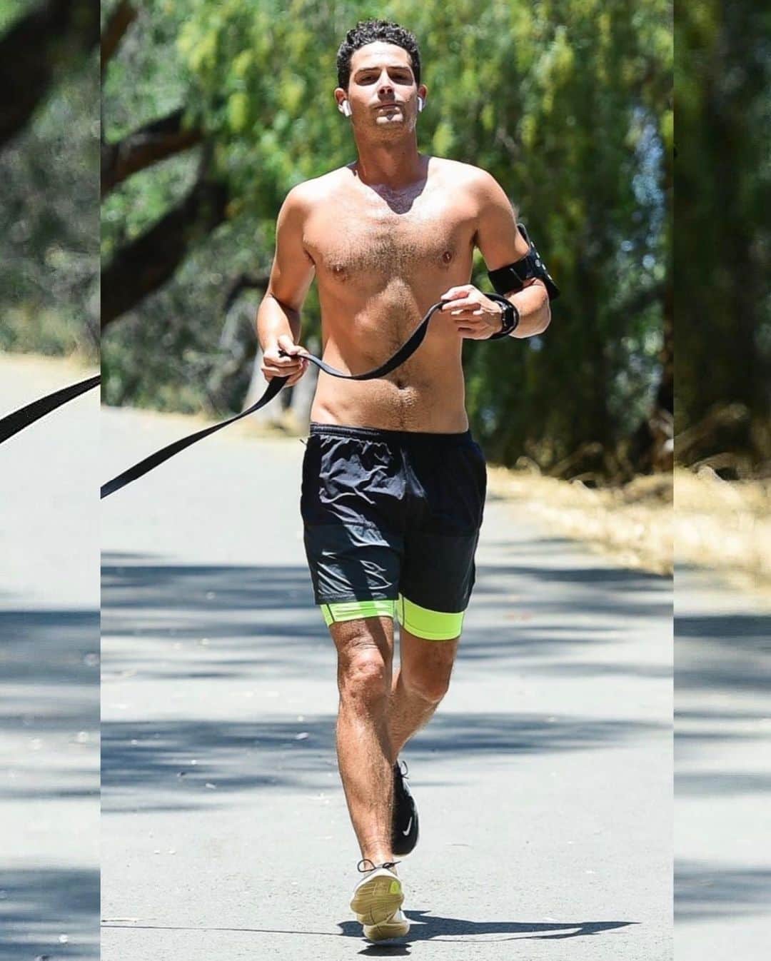 Just Jaredさんのインスタグラム写真 - (Just JaredInstagram)「@wellsadams bares his fit body for a shirtless jog around the park! #WellsAdams Photos: Backgrid」6月28日 15時20分 - justjared
