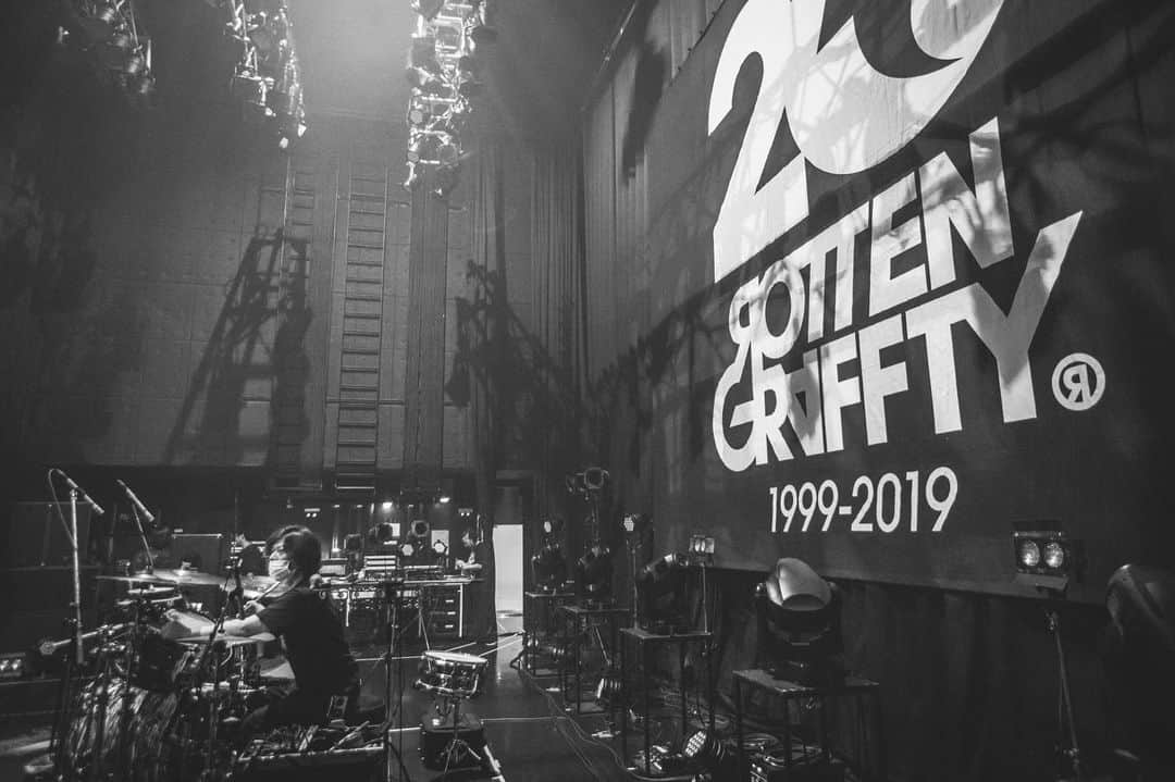 HIROSHIのインスタグラム：「20th Anniversary Beginning of the Story 新木場Studio Coast photo by @kawado_photo #rottengraffty #brahman」