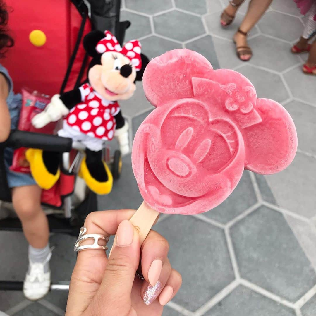 kyoco_ococさんのインスタグラム写真 - (kyoco_ococInstagram)「🐭🎀❤️🍧 . #minniemouse#minnie#icecream#disneyland#instagood#yummy#happy#mamalife#mama#kyonsfmtrip#ディズニーランド#ミニーマウス#ミニーちゃん#アイスキャンディー#可愛い#美味しい#幸せ#ママライフ#男の子ママ#女の子ママ#」6月28日 15時18分 - kyocoococ