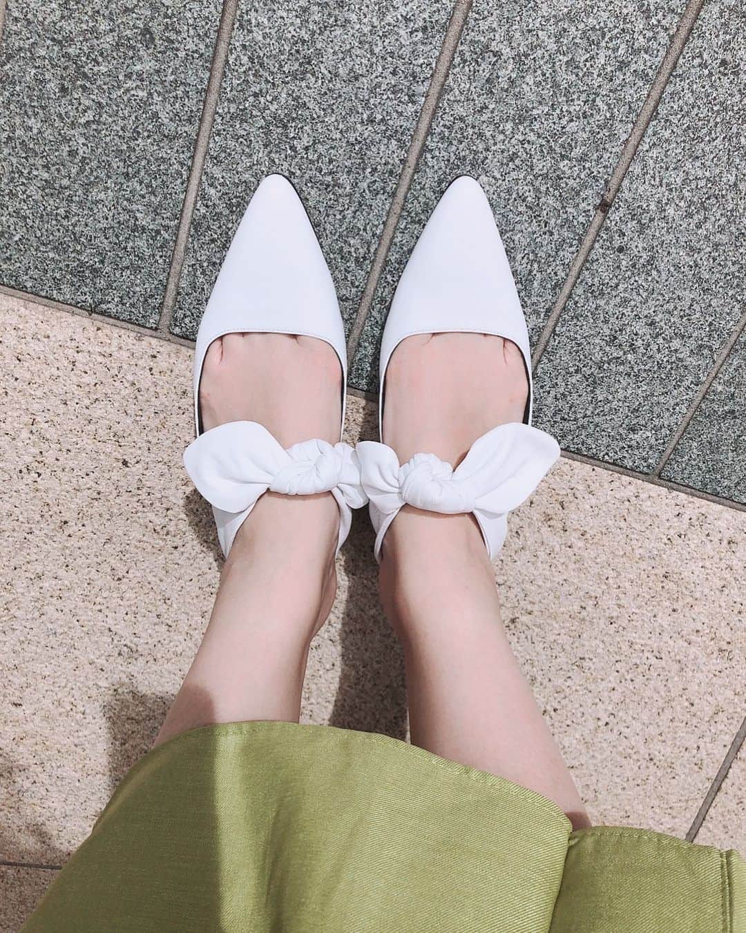 白石ゆうかさんのインスタグラム写真 - (白石ゆうかInstagram)「初おろしの靴👠 履きやすい可愛い💚 . . shoes @therow #therow . . #shoes #fashion #favorite #white #おしゃれさんと繋がりたい #靴」6月28日 15時21分 - shiraishi_yuuka