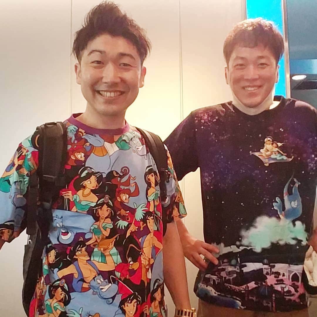 レイチェルのインスタグラム：「昨夜。  はじり君と一緒にアラジンを観てきましたよ！  仲良く二人でアラジンTシャツを着て観ましたよ！  とか言いつつ、実際には強制的に僕の自前のアラジンTシャツを着させましたよ！  もはや、アラハラ(アラジン・ハラスメント)ですよ！  でも、はじり君はこのTシャツを着たまま僕と張るくらいに泣いてましたよ！  たぶんですが、あの時あの劇場の中で僕ら二人が一番楽しんでた自信がありますよ！  だって、こんなん着て観てる人達いなかったですもん！笑  てことで、もぉさっそくアラレス(アラジン・レス)ですよ！  ちなみに僕は2回目だったんですけど、こりゃ～スグに3回目も行っちゃいますよ！  とぉ～か言っちゃってぇーーー！！！！！😁😁😁😁😁😁💨💨💨💨💨💨🎶🎶🎶🎶🎶🎶」
