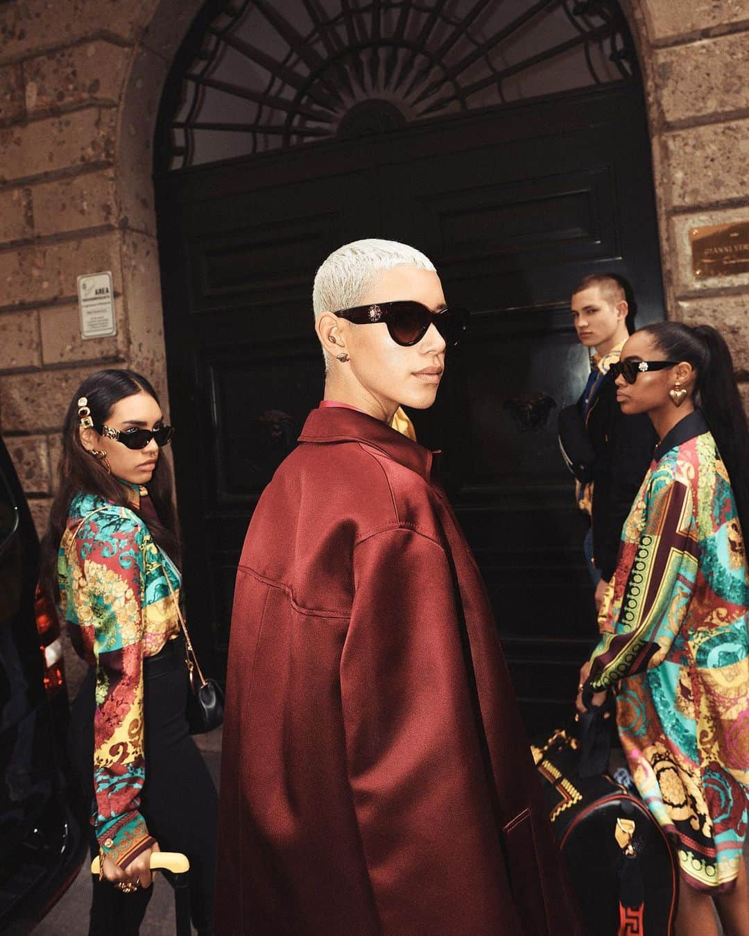 ジャンニヴェルサーチさんのインスタグラム写真 - (ジャンニヴェルサーチInstagram)「Inspired by a theme of travel, the #VersacePreFall2019 Collection features the 90s Vintage Logo on luxury travel bags and suitcases. Available now at the link in bio.」6月28日 15時34分 - versace