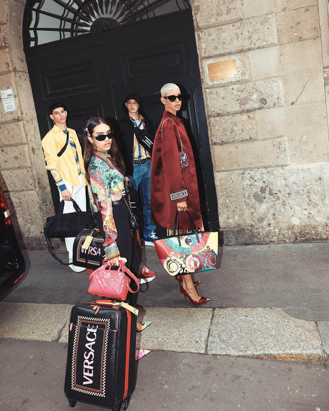 ジャンニヴェルサーチさんのインスタグラム写真 - (ジャンニヴェルサーチInstagram)「Inspired by a theme of travel, the #VersacePreFall2019 Collection features the 90s Vintage Logo on luxury travel bags and suitcases. Available now at the link in bio.」6月28日 15時34分 - versace