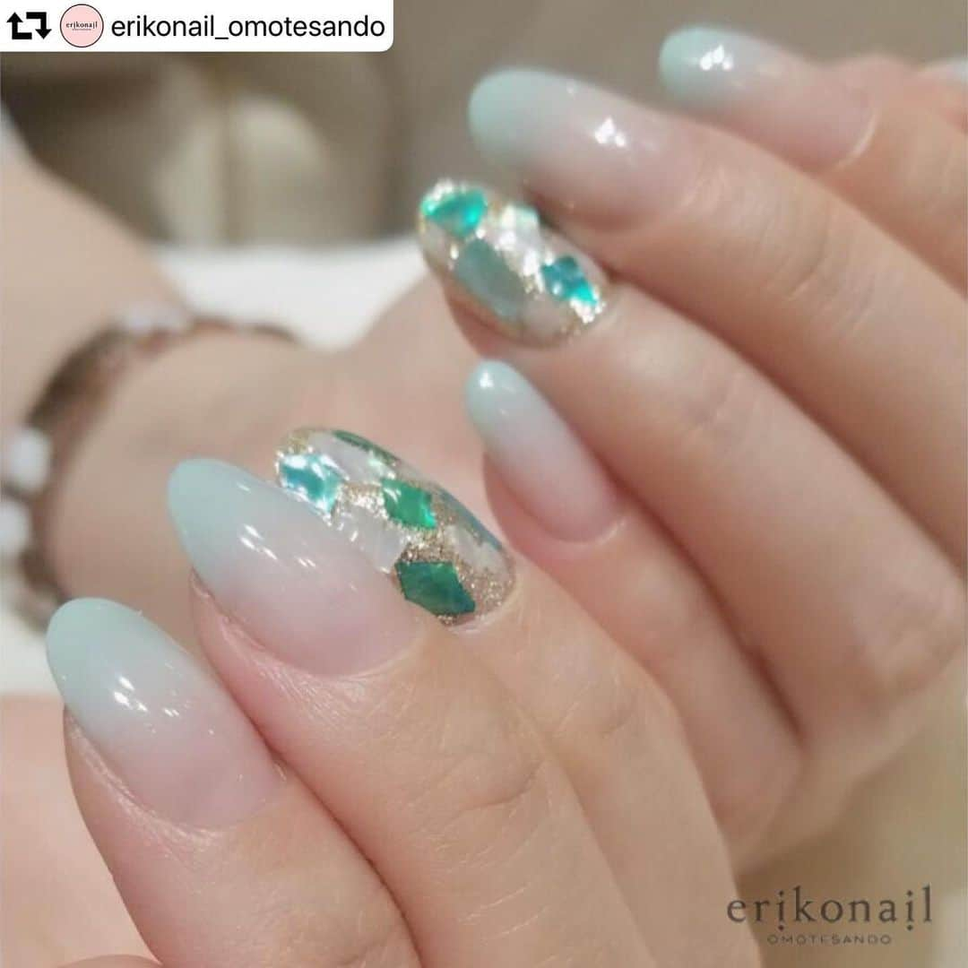 黒崎えり子さんのインスタグラム写真 - (黒崎えり子Instagram)「シェルネイルnail🐚 #repost @erikonail_omotesando  OMOTESANDO 平野由紀 #erikonail #エリコネイル #erikonail平野由記  #ネイル#ネイルアート #ネイルデザイン #ジェルネイル #シェルネイル #貝殻 #summernails #グラデーション#夏ネイル #nail#nails#nailart #naildesign#gelnail#gel #morecouture #モアクチュール #モアジェル  #네일#젤네일#美甲師#美甲 #大人可愛い #ネイルケア #ラメネイル #表参道ネイルサロン」6月28日 15時46分 - erikonail