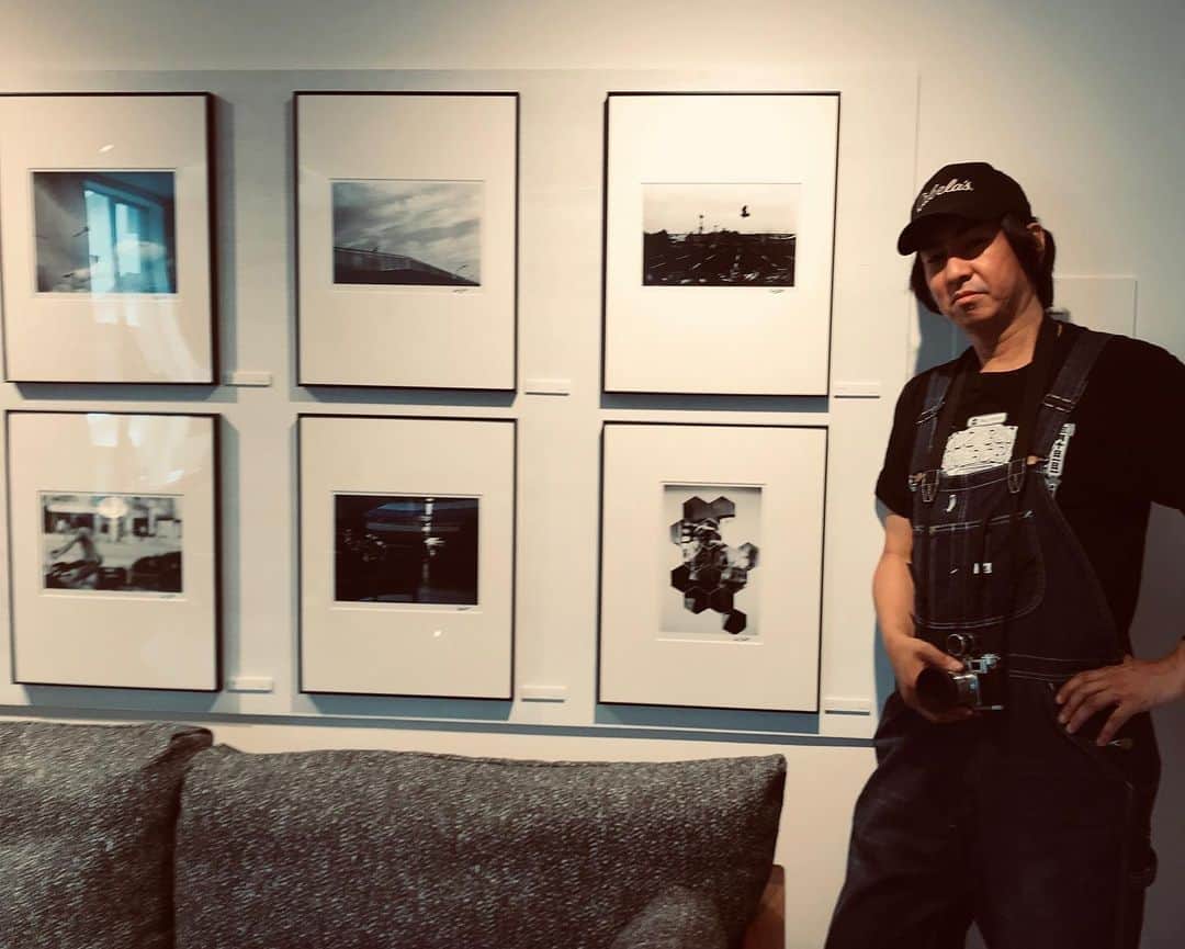 のインスタグラム：「‪田島貴男写真展行ってきました。家具屋さんの中に展示されてます。‬ 田島貴男 写真展 「Bless You!」 開催期間：2019年6月21日（金）〜9月30日（月） 11:00〜20:00 会場MASTERWAL GINZA（マスターウォールギンザ） 東京都中央区銀座５丁目８-９ BINO銀座6F 最寄駅 / 地下鉄銀座駅A5出口より徒歩2分 TEL03-6263-9705 作品点数：20点（会期途中で10点ほど入れ替え予定） 入場料：無料 協力：有限会社ワンダフルワールド 企画運営：レンコンデザイン株式会社 https://aplab.tokyo/」