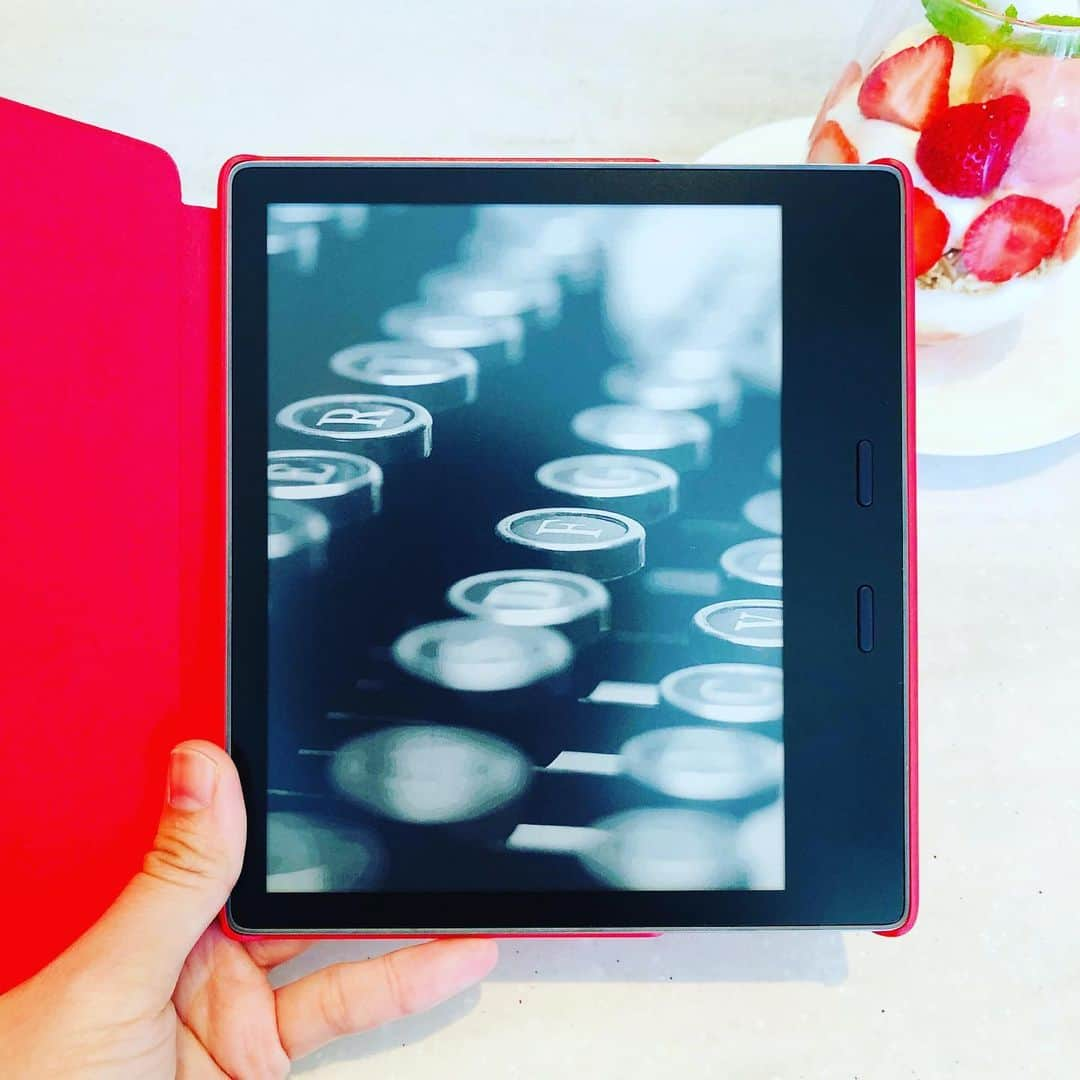 弓月ひろみさんのインスタグラム写真 - (弓月ひろみInstagram)「#KindleOasis でプチトリップを楽しむ❤️大磯プリンスホテルで、7/24に発売開始のKindle Oasisを一足お先に体験中！  IPX8等級 水深2mの浸水に最大60分耐えられる最上位機種ですよ😍赤いケースつけてみた❤️ #oiso #kindle #gadget #amazon #発表会」6月28日 15時44分 - yuzukihiromi