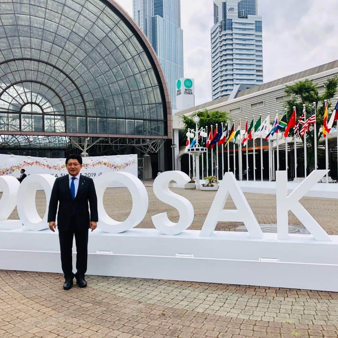 平井卓也さんのインスタグラム写真 - (平井卓也Instagram)「G20開催中の大阪へ。 G20大阪の会場にて日本の展示を視察。パラリンピックのトーチを手にしてみました。約1.2kgだそうです。 #平井卓也　#自民党　#G20　#大阪」6月28日 15時53分 - hiratakuchan0125