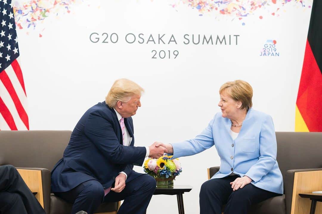 アンゲラ・メルケルさんのインスタグラム写真 - (アンゲラ・メルケルInstagram)「Zu Beginn des #G20-Gipfels: #Kanzlerin Merkel trifft US-Präsident @realdonaldtrump sowie Gastgeber @shinzoabe und stimmt sich mit den europäischen Partnern ab. Im Fokus des Gipfels in #Osaka stehen u.a.: Weltwirtschaft, #Digitalisierung und #Klimawandel. --- At the beginning of the G20 Summit: Chancellor #Merkel meets US President Donald Trump and host Shinzo Abe, and coordinates with the European partners. This year’s #g20summit in Osaka focusses on: i.a. global #economy, #digitisation and #climate change. #japan #politics #politik #bundeskanzlerin #sustainability @g20org」6月28日 16時03分 - bundeskanzlerin