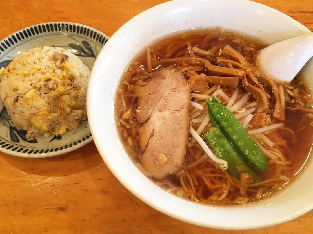 B JIRUSHI YOSHIDAさんのインスタグラム写真 - (B JIRUSHI YOSHIDAInstagram)「【代官山LUNCH】 【店名】ちょろり 【メニュー】ラーメン+半チャーハン 【PRICE】¥1,000- 【一言】ちょっと遅めのランチだったので、通し営業している恵比寿のちょろりへ。 焦がしネギが最高なラーメンに黒コショウが効いた半チャーハンの組み合わせは、もはや敵無し。いつ来ても美味し過ぎて、定期的に来たくなります。 大満足ランチでした。  #b印ランチ #恵比寿 #ちょろり #恵比寿ランチ #ラーメン #チャーハン」6月28日 15時58分 - bjirushiyoshida