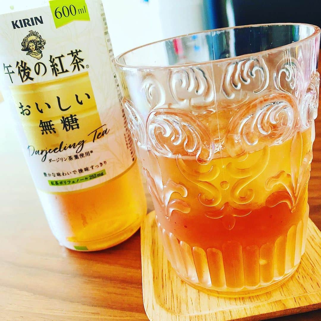 岡部玲子さんのインスタグラム写真 - (岡部玲子Instagram)「コンビニでカフェオレを買おうと思ったけれど、無性に紅茶が飲みたくなったので買わずに帰宅🏠 めざましじゃんけんで当たった午後の紅茶無糖に氷を入れて✨ メッチャ美味しい😍 プラスチックのグラスはZARAHOMEのもの☺️ もう何年も使っているお気に入り❤️ #岡部玲子 #子育て #主婦 #アラフォーママ #タレント #レポーター #39歳 #競馬 #キャスター #mama #talent #reporter #instagood #f4f #teatime #studytime #horseracing #announcer #japanese #happy #smile #love #summer #zarahome #cute」6月28日 16時12分 - reiko_okabe