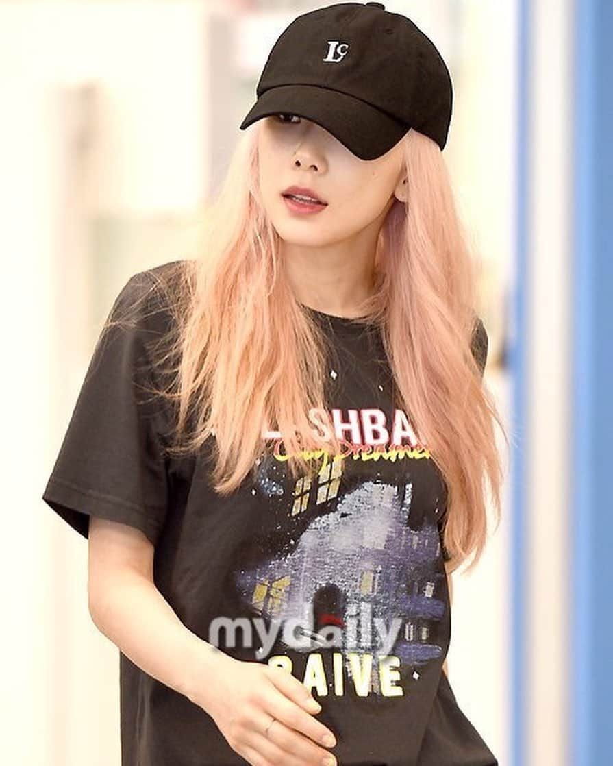 TAEYEONさんのインスタグラム写真 - (TAEYEONInstagram)「@taeyeon_ss 190628 태연 - ICN 🧢 #GirlsGeneration 💜 #Taeyeon 💜 #tiffany #sunny #yoona #seohyun #sooyoung #yuri #hyoyeon #taeny #snsd #gg #태연  #tysone #snsd #sone #soshi #แทยอน #taeny #taetiseo #girlgeneration #소녀시대  #AlwaysWithSNSD #태써티율효셩융서 #zero 🐶」6月28日 16時13分 - taeyeondaisy