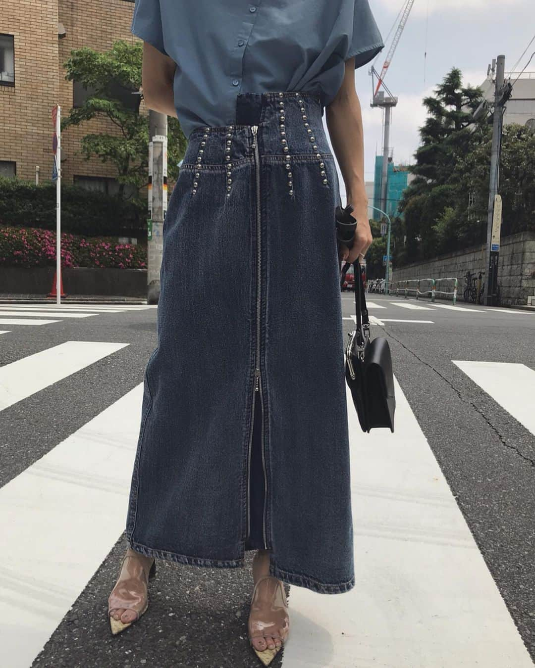 黒石奈央子さんのインスタグラム写真 - (黒石奈央子Instagram)「あめりふく . BEND SMOCK TOP ¥11100+tax 7/2 STUDS LINE DENIM ¥18500+tax 7/12 SANDAL 発売中 . 可愛すぎなスタッズデニムスカート😍 とっぷすはデニムブルーなアシメシャツを合わせて♫ デニムはブラックもあるよ！ .  @ameri_shinjuku @amerivintage @ameri_daikanyama @ameri.shinsaibashi #ameri#amerivintage #fashion #coordinate#ootd#outfit#osanposnap #705_outfit #大人ファッション #大人コーディネート #大人スタイル #modestyle #modefashion#modecasual」6月28日 16時23分 - blackstone705